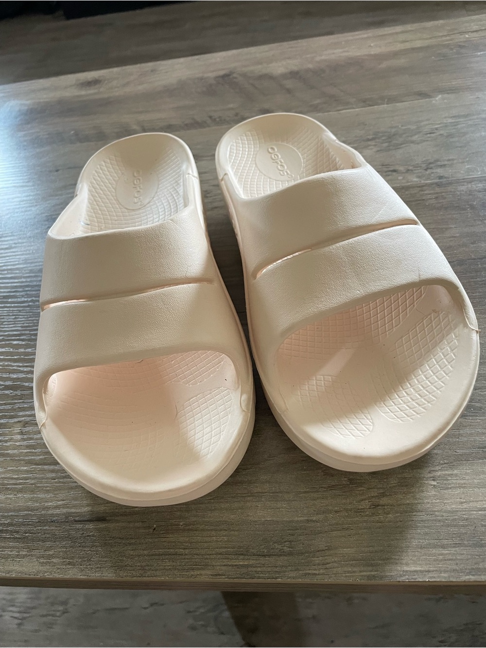 Oofos Ooaah Recovery Slip on Sandals unisex M7 W9 New no tags Cream/Off white
